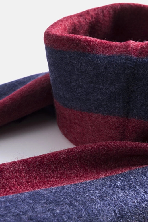 Marineblauer und roter Schal mit... Marineblauer und roter Schal mit...