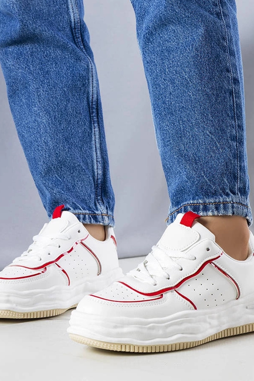 Weiße Sneakers mit roten Einsätzen...