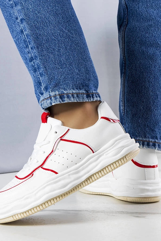 Weiße Sneakers mit roten Einsätzen...