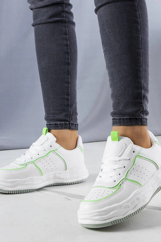 Weiße Sneakers mit grünen Einsätzen...