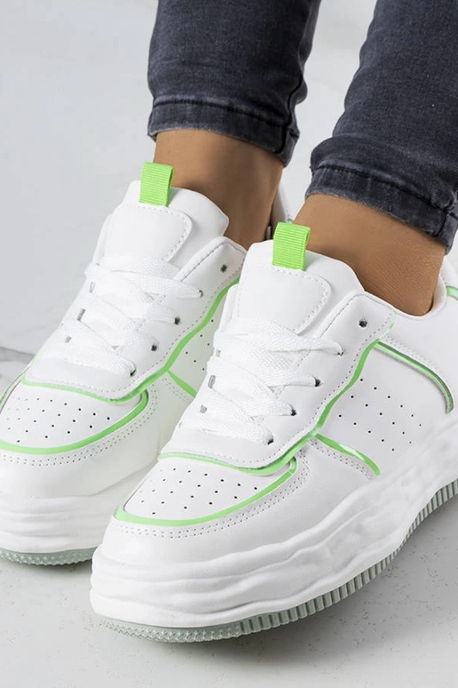 Weiße Sneakers mit grünen Einsätzen...