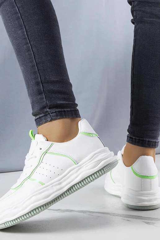 Weiße Sneakers mit grünen Einsätzen...