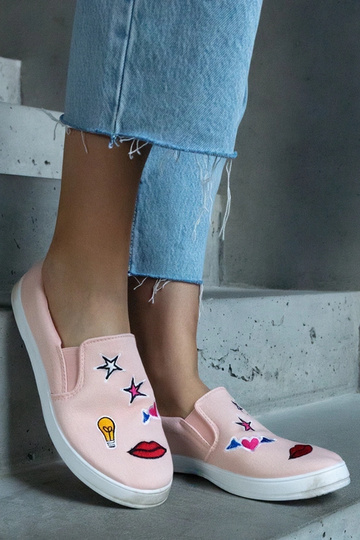 Rosa Stoff-Sneaker mit Anais-Patches 2