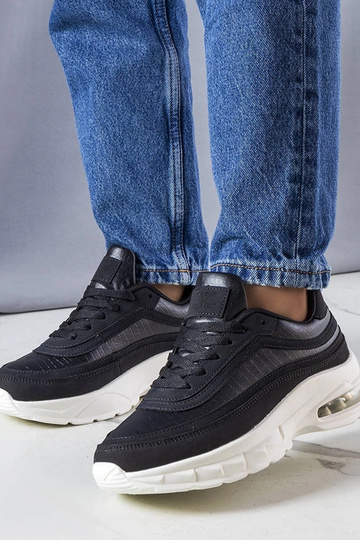 Courtnes schwarze Turnschuhe