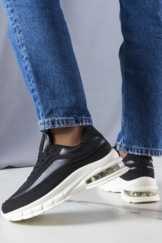 Courtnes schwarze Turnschuhe