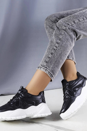 Schwarze Sneaker mit...