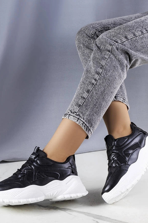 Schwarze Sneaker mit massiver...