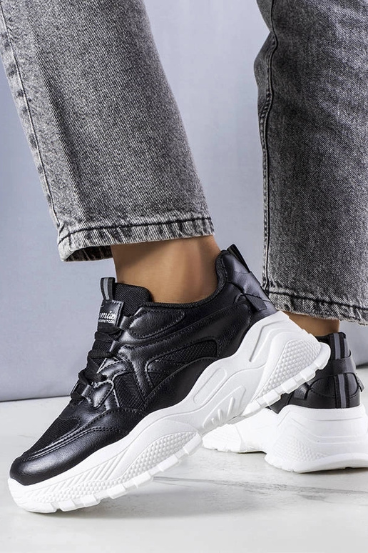 Schwarze Sneaker mit massiver...