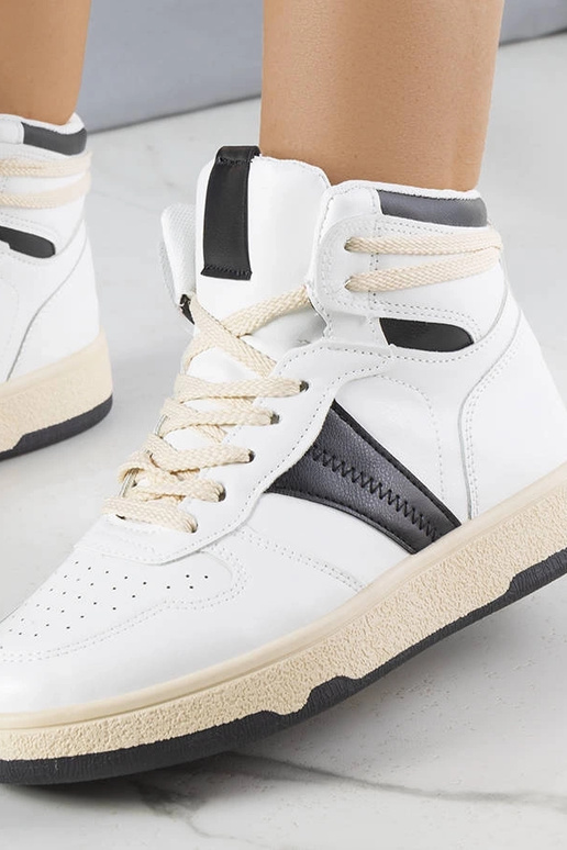 Schwarze und weiße High-Top-Sneakers...