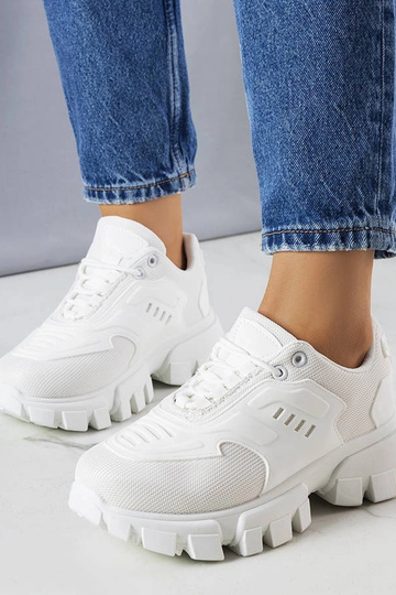 Weiße Sportschuhe auf...