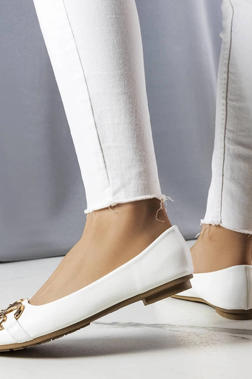 Shawnas weiße Ballerinas mit... Shawnas weiße Ballerinas mit...