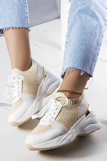 Beige Sneaker auf der Ann-Plattform 2