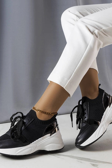 Schwarze Sportschuhe mit...