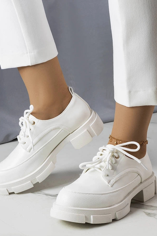 Weiße Halbschuhe mit massiver Sohle,... Weiße Halbschuhe mit massiver Sohle,...
