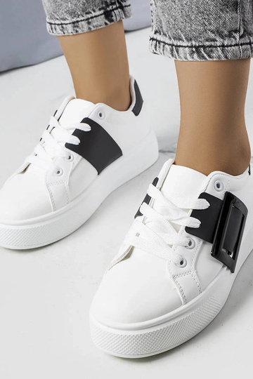 Weiße Sneaker verziert mit einer schwarzen Toni-Schnalle
