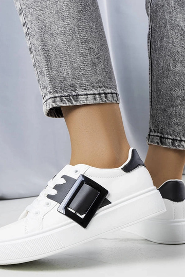 Weiße Sneaker verziert mit einer schwarzen Toni-Schnalle 2