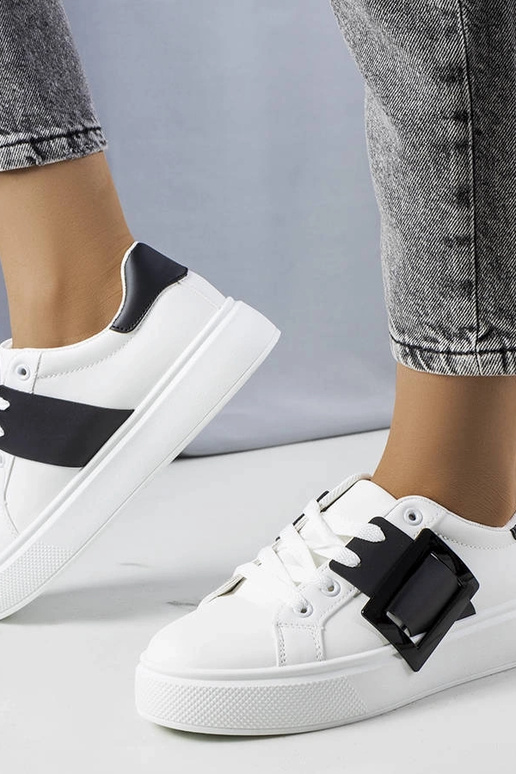 Weiße Sneaker verziert mit einer...