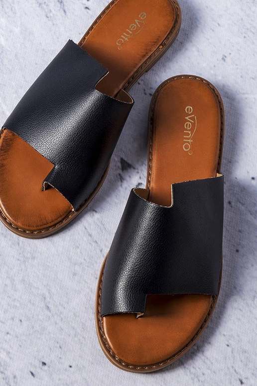 Schwarze Slipper mit unregelmäßigem...