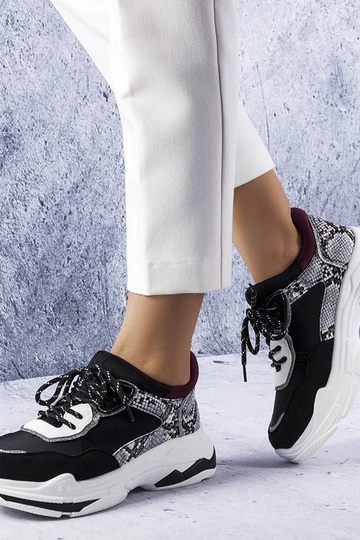 Schwarze Sneakers mit...