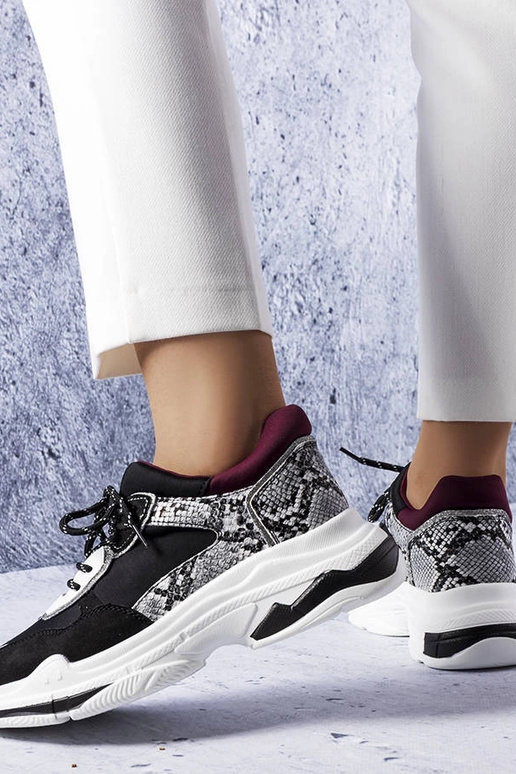 Schwarze Sneakers mit...