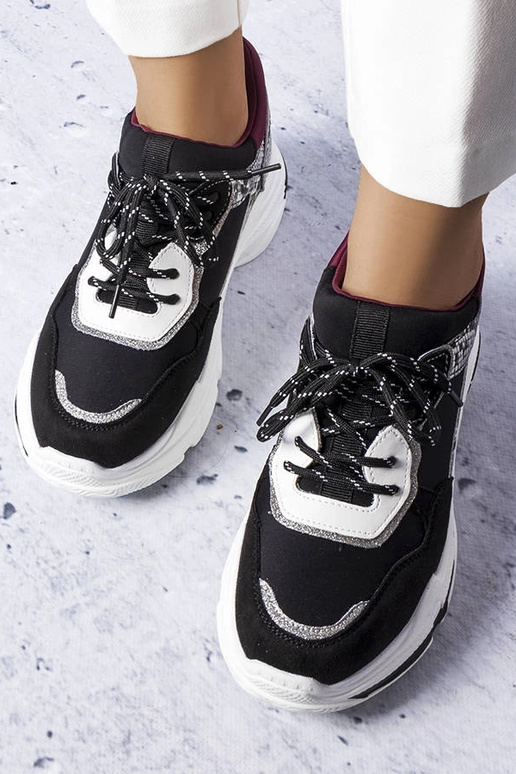 Schwarze Sneakers mit...