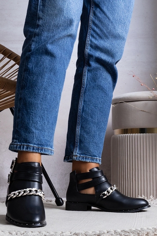 Schwarze Stiefeletten mit Cut-Outs...