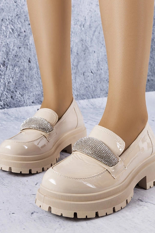 Sandfarbene lackierte Halbstiefel mit... Sandfarbene lackierte Halbstiefel mit...