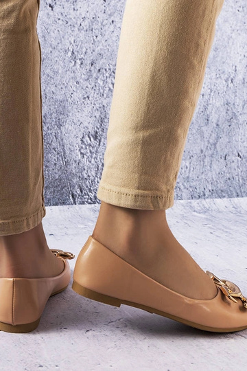 Dunkel sandfarbene Schuhe mit Schmuck, „Vallée" 2