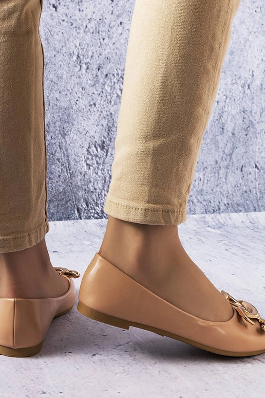 Dunkel sandfarbene Schuhe mit... Dunkel sandfarbene Schuhe mit...