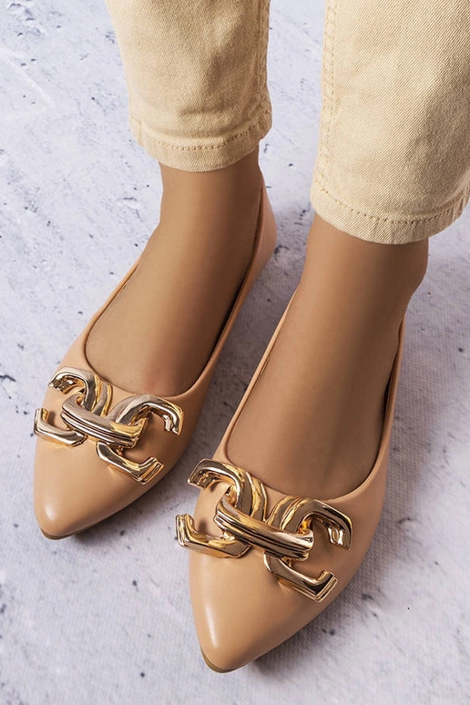 Dunkel sandfarbene Schuhe mit... Dunkel sandfarbene Schuhe mit...