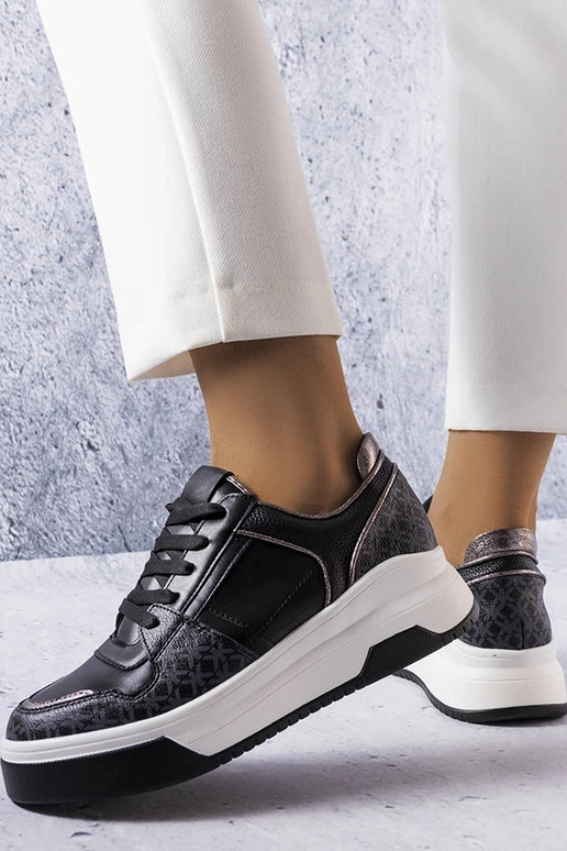 Schwarze Sneaker verziert mit dem...