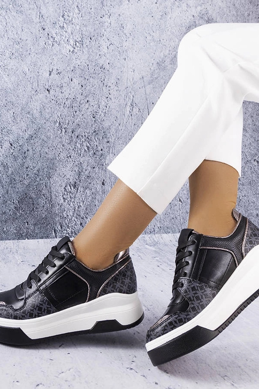 Schwarze Sneaker verziert mit dem...