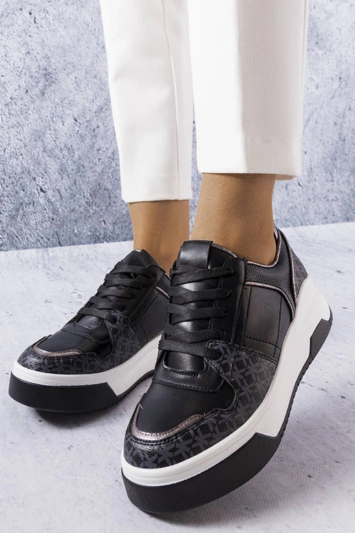 Schwarze Sneaker verziert mit dem...