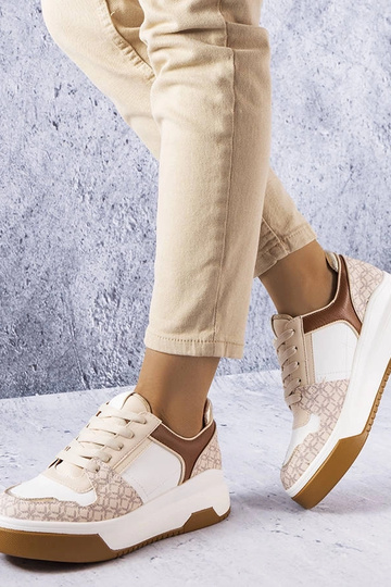 Braune Sneaker verziert mit...