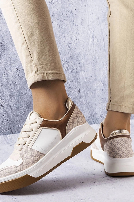 Braune Sneaker verziert mit dem...