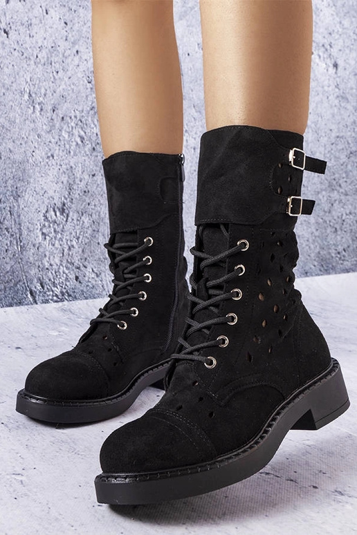 Schwarze Stiefeletten mit Lochmuster...