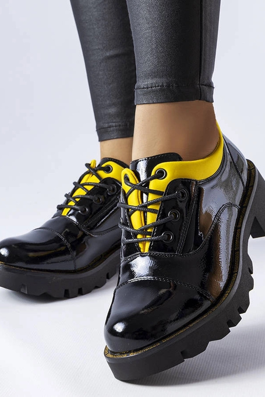 Schwarz-gelbe lackierte Halbstiefel,... Schwarz-gelbe lackierte Halbstiefel,...