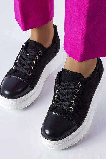 Schwarze Schuhe auf...