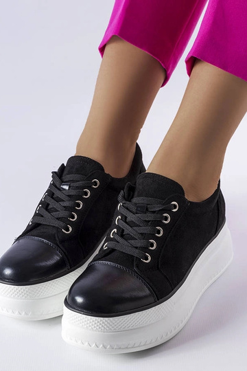 Schwarze Schuhe auf... 2