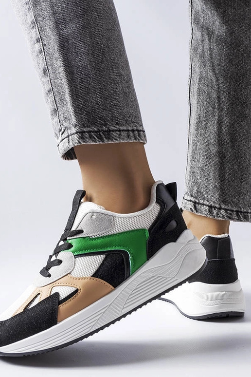 Schwarze Sportschuhe aus... Schwarze Sportschuhe aus...