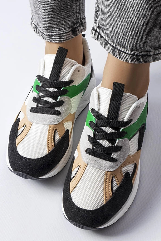 Schwarze Sportschuhe aus... Schwarze Sportschuhe aus...