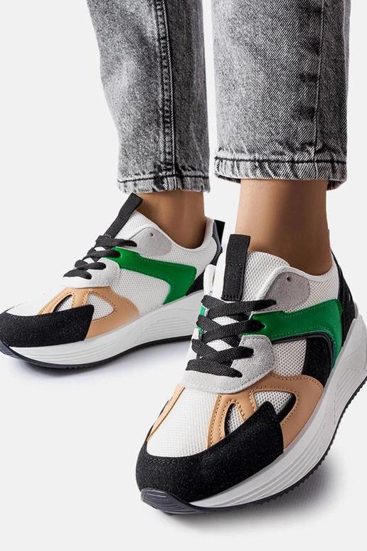 Schwarze Sportschuhe aus... Schwarze Sportschuhe aus...