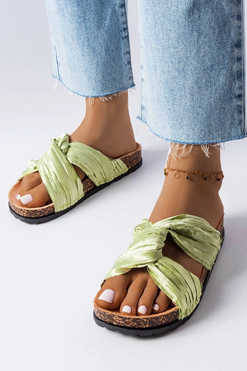 Grüne Flip-Flops verziert mit Fresne-Material