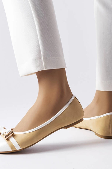 Weiß-beige Schuhe mit...