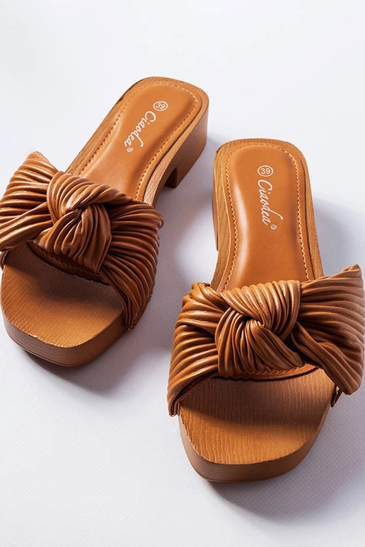 Braune Pantoletten mit niedrigem...