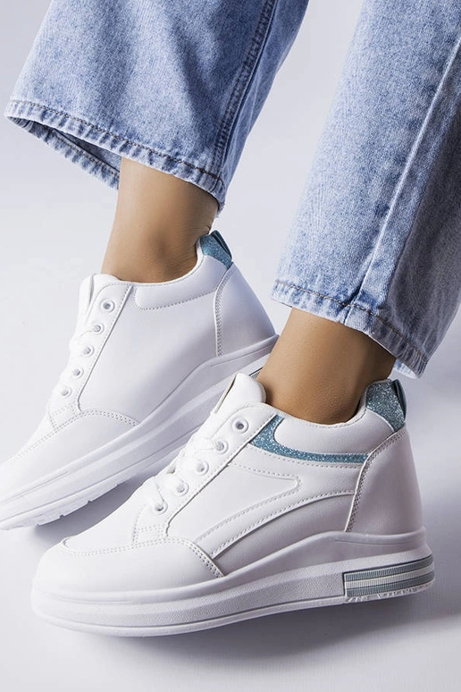 Weiße Sportschuhe mit glänzenden... Weiße Sportschuhe mit glänzenden...