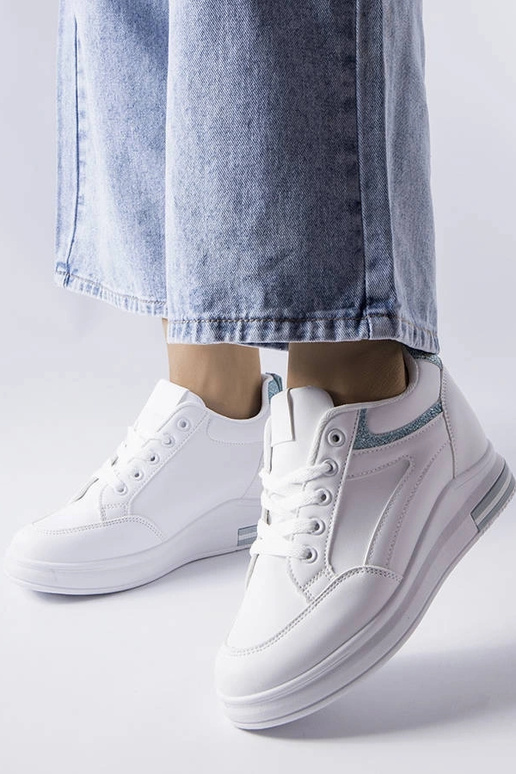 Weiße Sportschuhe mit glänzenden... Weiße Sportschuhe mit glänzenden...