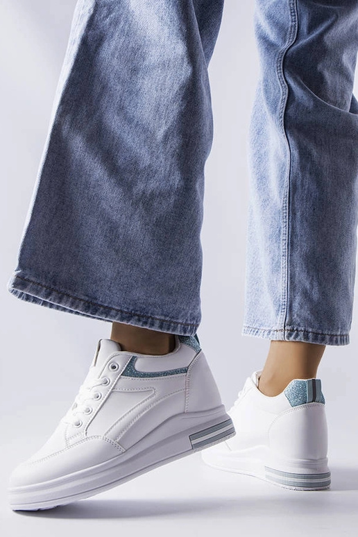 Weiße Sportschuhe mit glänzenden... Weiße Sportschuhe mit glänzenden...