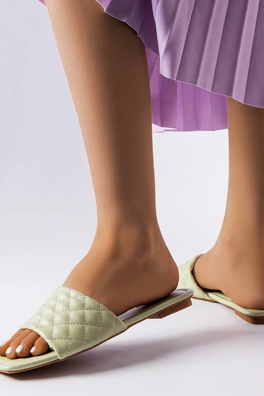 Grüne elegante gesteppte Flip-Flops...