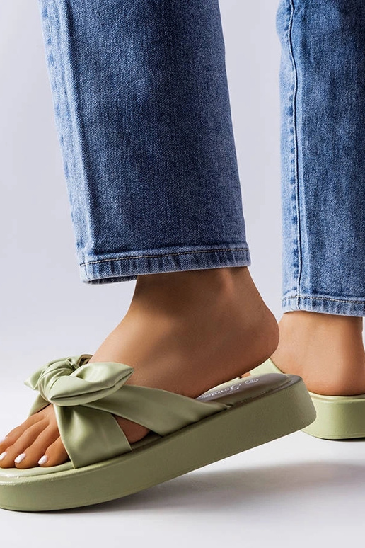 Grüne Plateau-Flip-Flops mit Schleife...